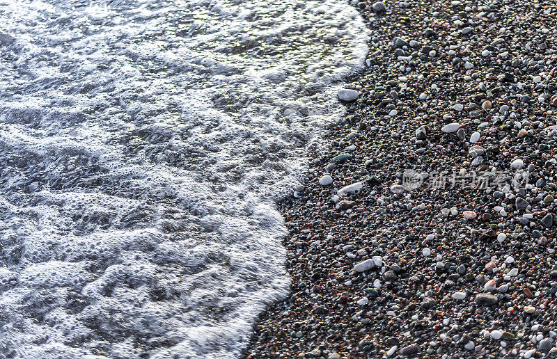 海浪拍打着海滩