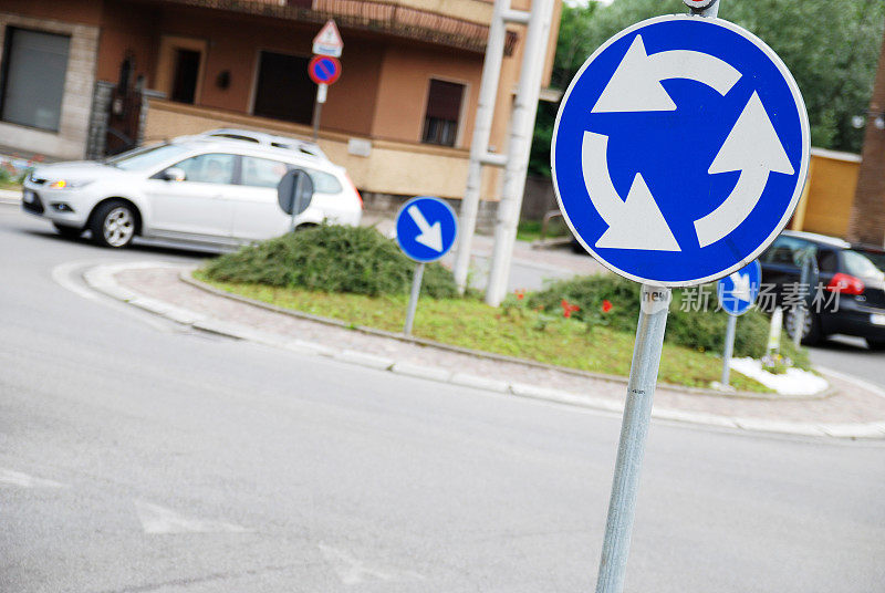 意大利环形路口标志与散焦汽车