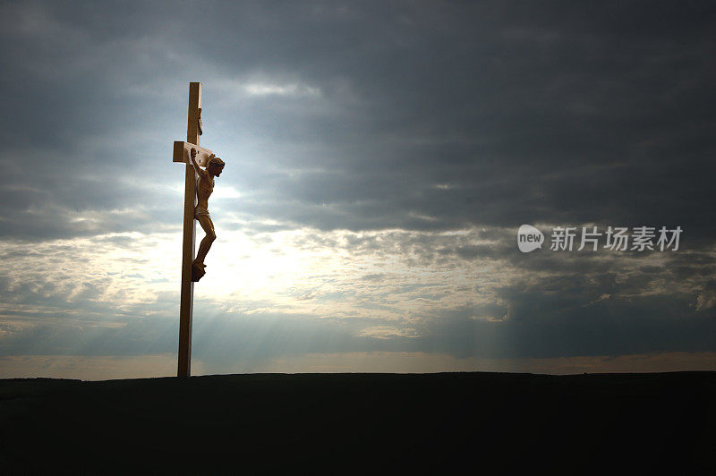 十字架上的基督和黑暗的日落