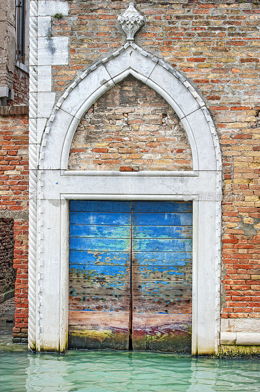 意大利威尼斯运河的一扇旧门