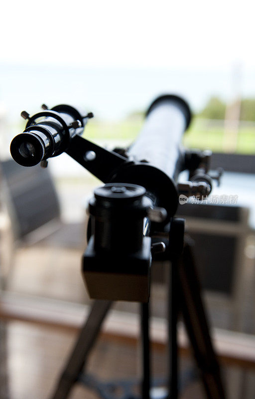 天文望远镜三脚架窗景深浅