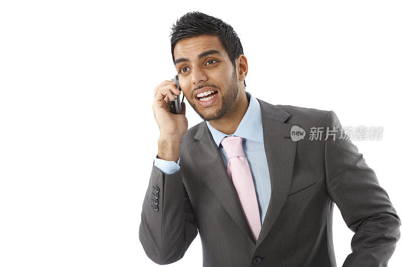 年轻的印度商人用手机聊天