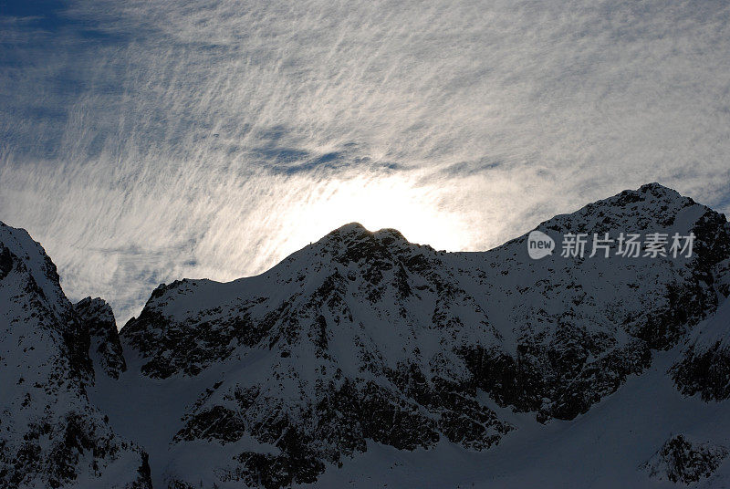 雪山上的卷云