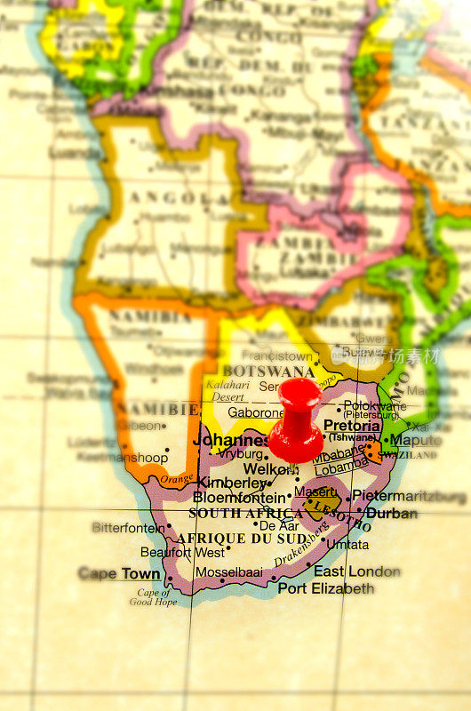 这幅地图上的红色图钉钉在南非。