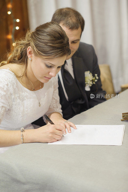 新娘和新郎签署文件