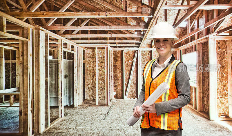 在建筑工地微笑的女建筑师