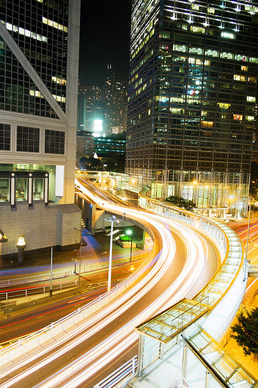 灯光在香港现代建筑背景上的痕迹