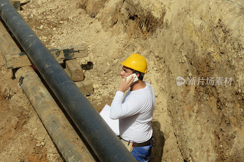 建筑工人打来电话