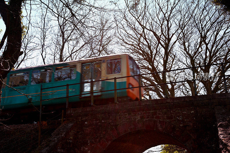 火车经过威尔士乡村的一座桥