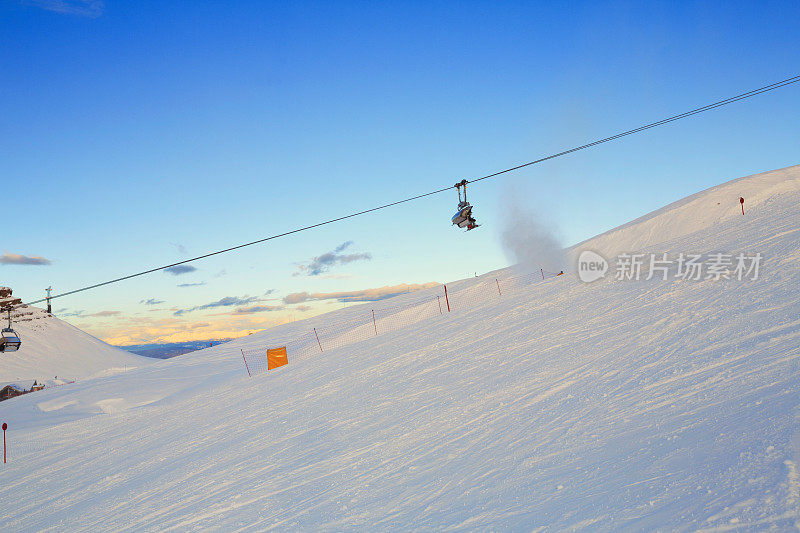 美丽的冬季高山景观滑雪缆车滑雪胜地