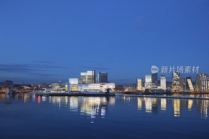 奥斯陆的夜景在水中倒映。