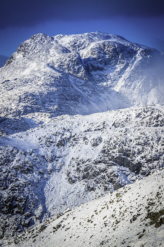 坎布里亚湖区斯科费尔派克标志性的雪山冬季顶峰