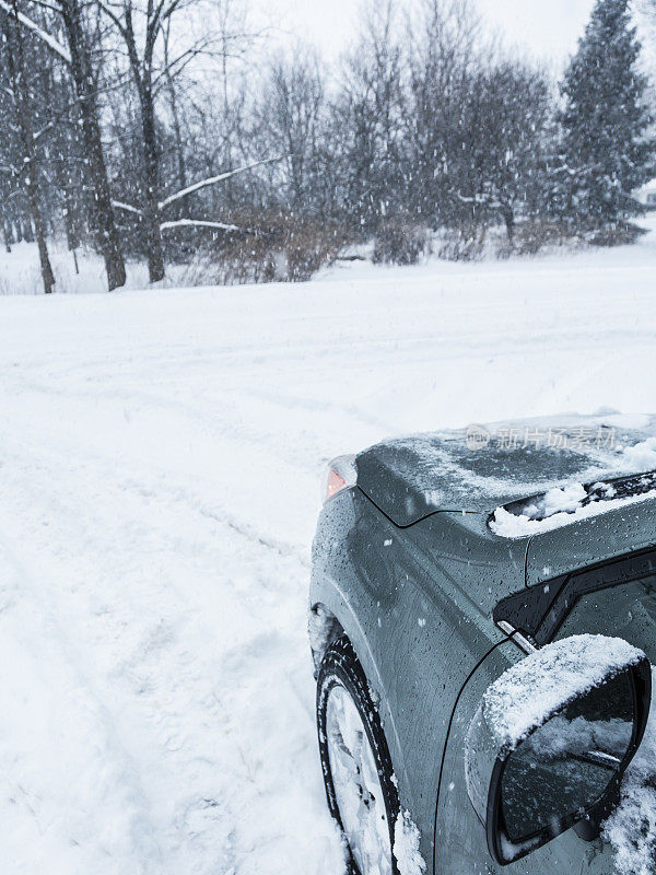汽车停在暴风雪雪路十字路口