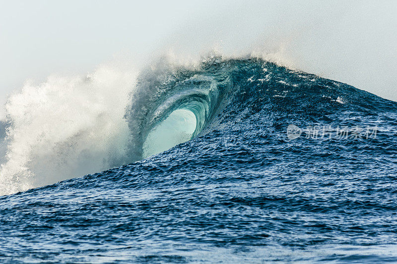 Teahupo'o海滩上巨大的管波