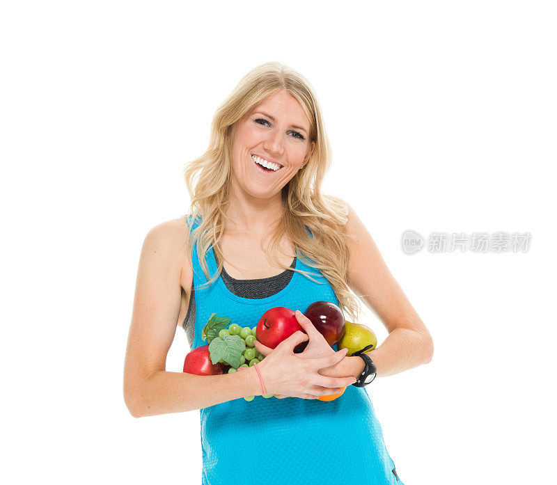 快乐的女跑步者拿着水果