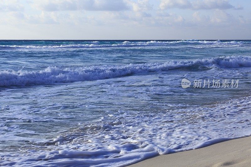 加勒比海清晨的海滩碧波