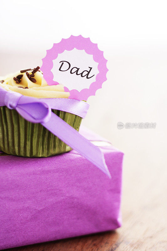 紫色礼盒上有爸爸签名的纸杯蛋糕