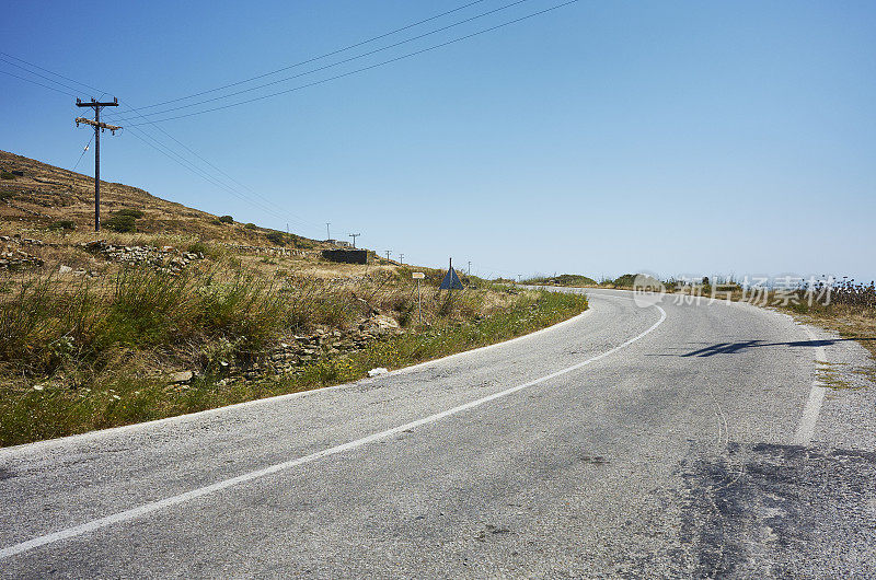 希腊蒂诺斯岛上的空旷道路