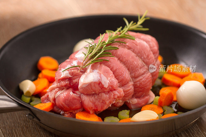 生牛肉在平底锅里烤