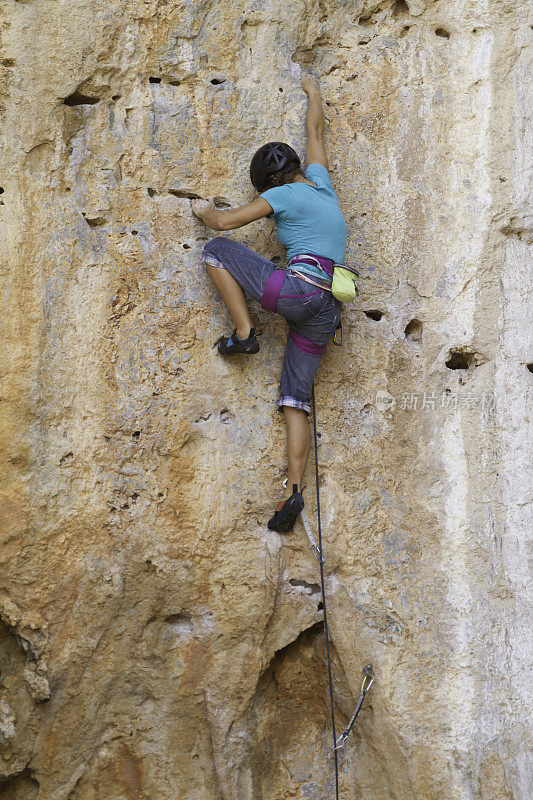 在Kalymnos攀岩的女人