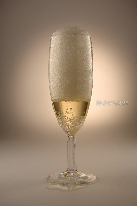 香槟与气泡在长笛与米色背景。