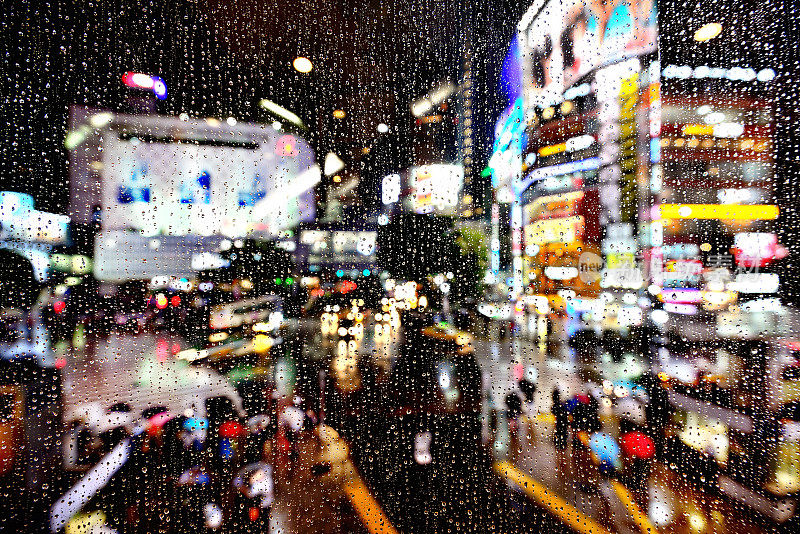 涉谷(斑马)在台风暴雨的夜晚穿过