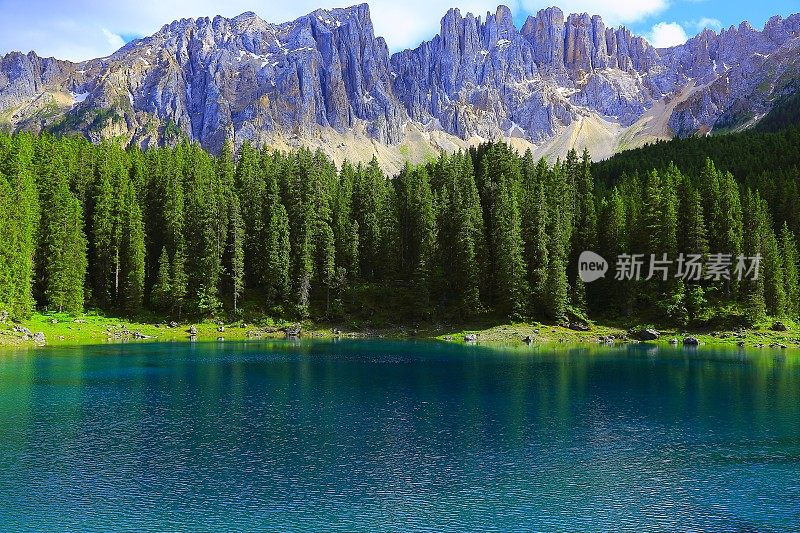 田园诗般的蓝色阿尔卑斯湖卡里扎，白云石，意大利泰洛阿尔卑斯山