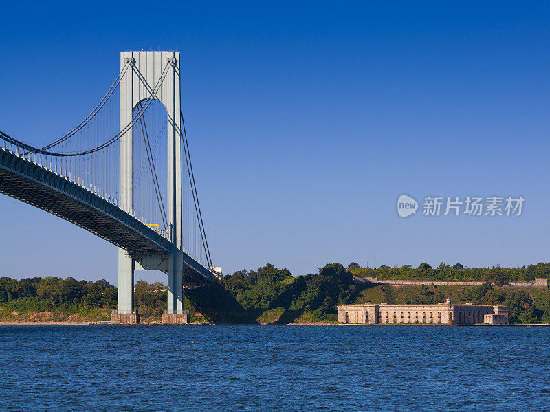 维拉萨诺海峡大桥和沃兹沃斯堡的早晨，纽约。