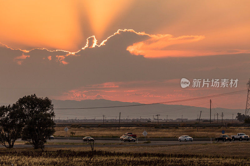 日落在I-80高速公路到萨克拉门托，加州