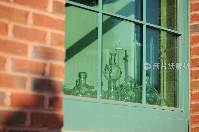 橱窗内的化学实验室玻璃器皿