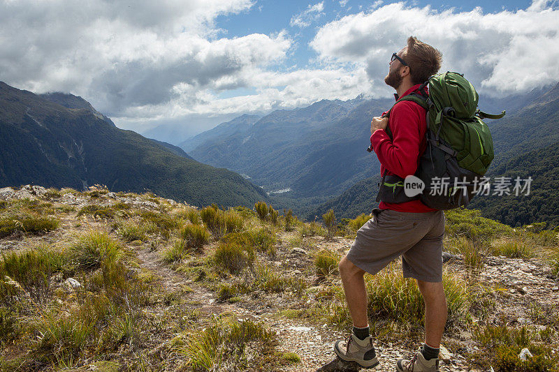 徒步旅行的年轻人停下来看看山景