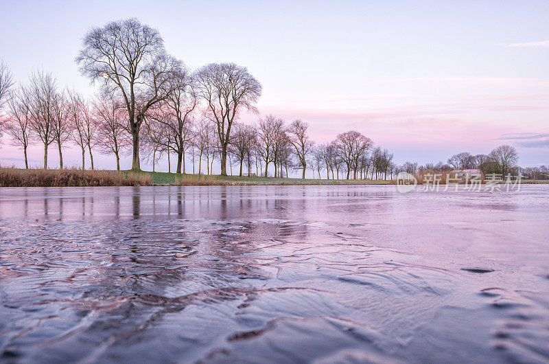 冬季的日出在靠近坎彭的IJsseldelta地区的Zwartendijk