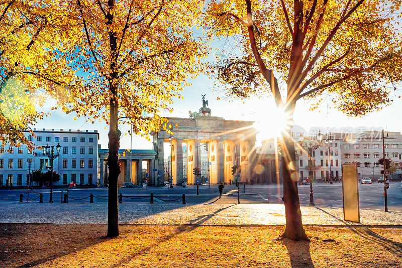 柏林勃兰登堡山的日出，金色的秋叶