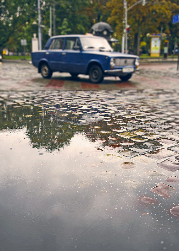 雨后的水坑和旧车-乌克兰利沃夫