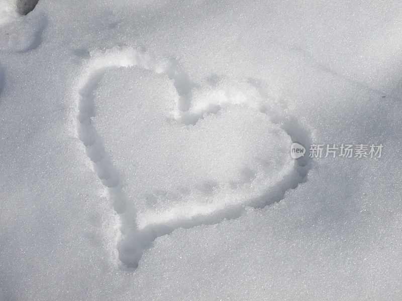 画在白雪背景上的心