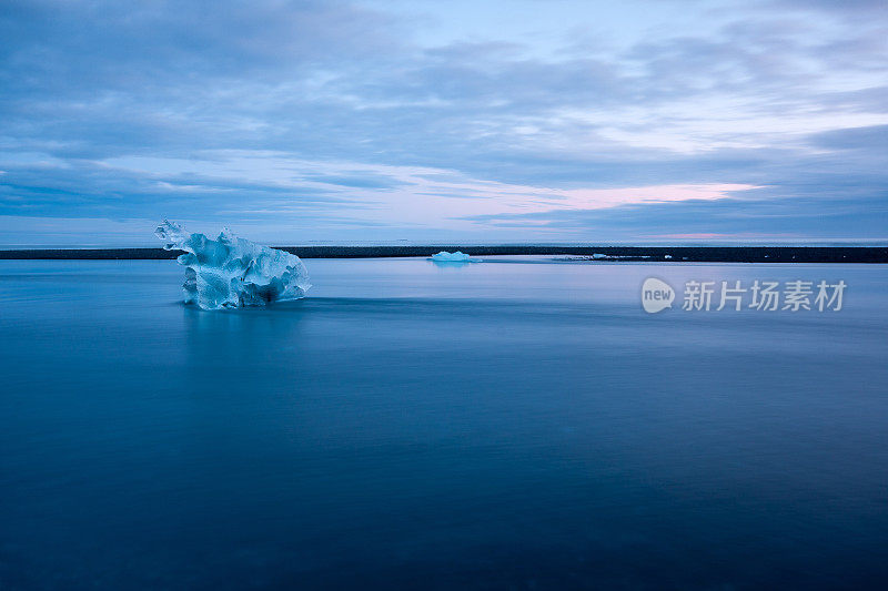 冰岛Jokulsarlon海中的冰山