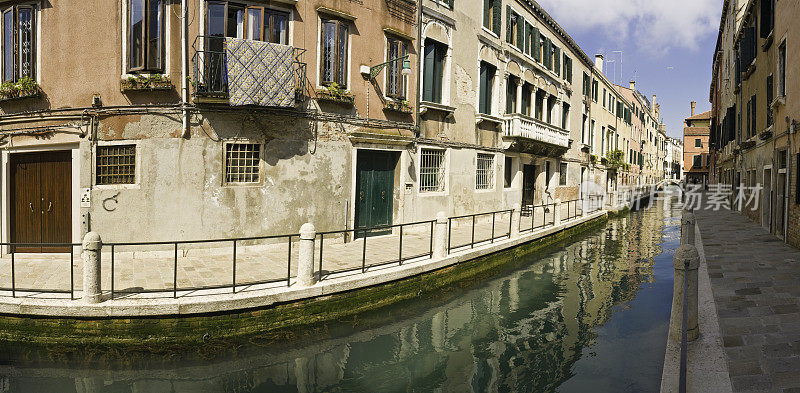 威尼斯的别墅反映出宁静的运河