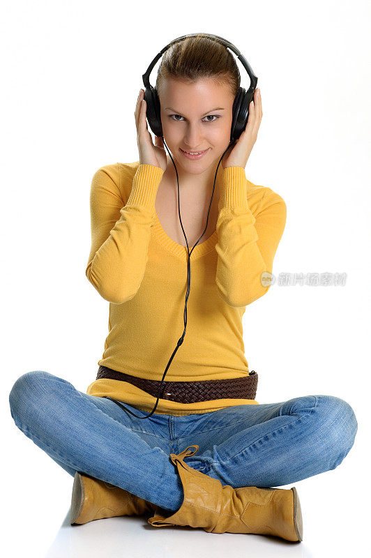 女人戴着耳机听音乐