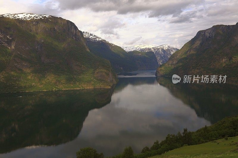 美丽的奥兰峡湾山在日出，挪威