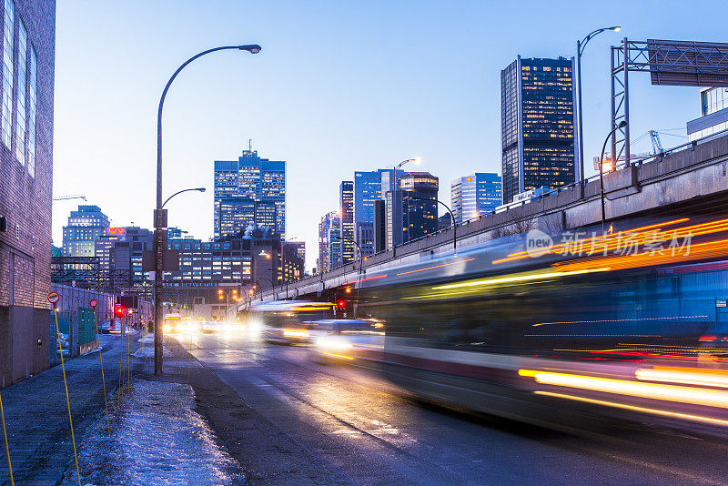 加拿大魁北克市区夜间高峰时段的交通状况