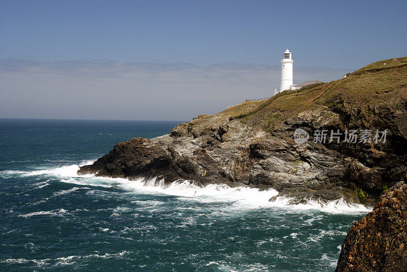 康沃尔岩石海岸的特雷沃斯岬灯塔