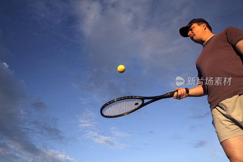 网球运动员用球拍弹球