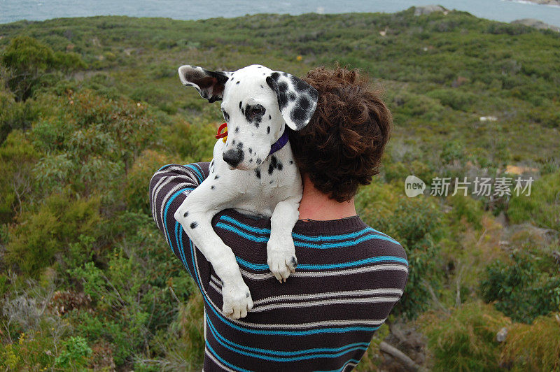 抱着小狗的人(Dalmation)