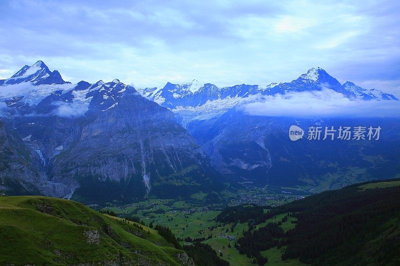 瑞士阿尔卑斯山:格林德沃之上的Wetterhorn和Eiger山，戏剧性的夜晚