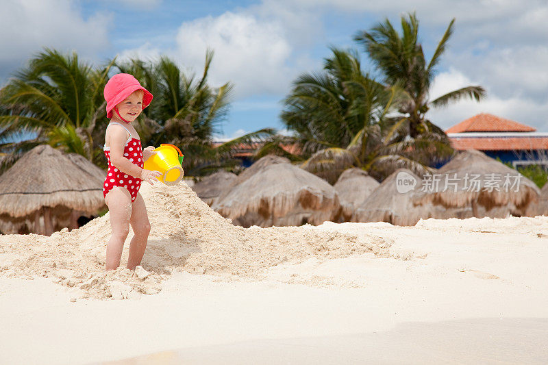 一个小女孩在墨西哥的海滩上玩耍