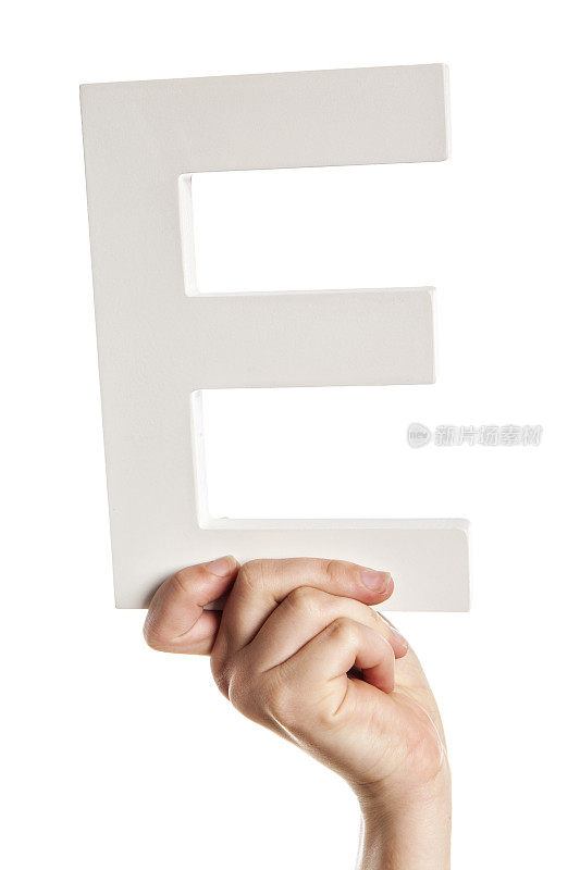 女人的手举着3-D大写字母E