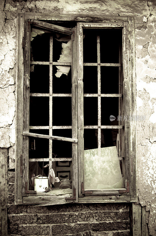 旧房子的破窗户