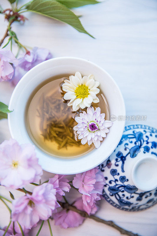 鲜花配茶杯