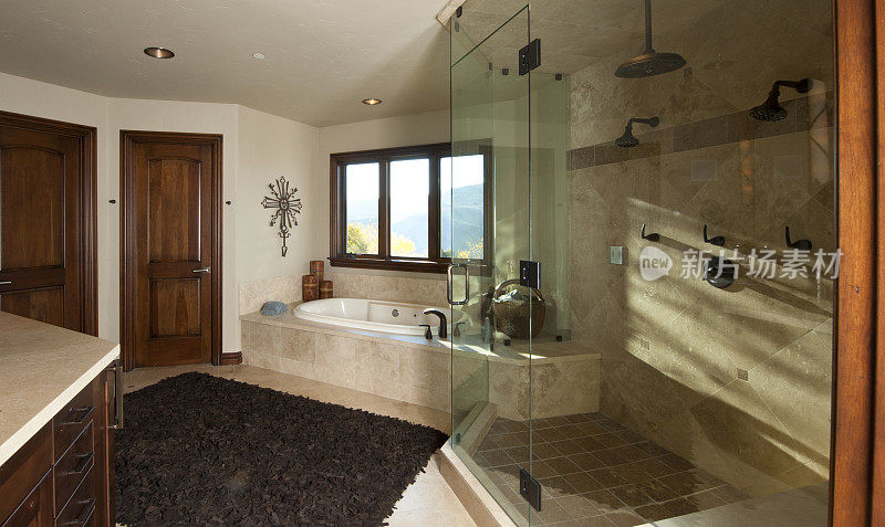 大型现代化浴室，配有淋浴和浴缸