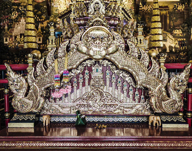 美丽的装饰品在城市支柱神社曼谷泰国